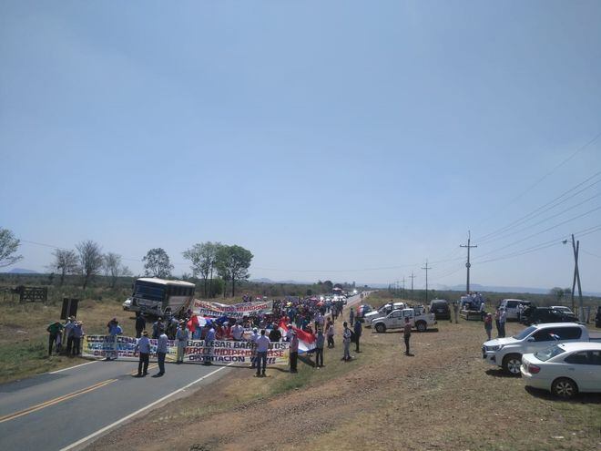 Los pobladores del distrito Colonia César Barrientos cierran ruta para exigir aprobación de distritación.