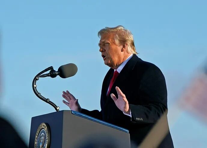 Outgoing US President Donald Trump addresses guests at Joint Base Andrews in Maryland on January 20, 2021. - President Trump and the First Lady travel to their Mar-a-Lago golf club residence in Palm Beach, Florida, and will not attend the inauguration for President-elect Joe Biden. (Photo by ALEX EDELMAN / AFP)