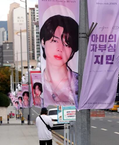 Carteles con el retrato de Jimin, uno de los miembros de BTS, en Busan.