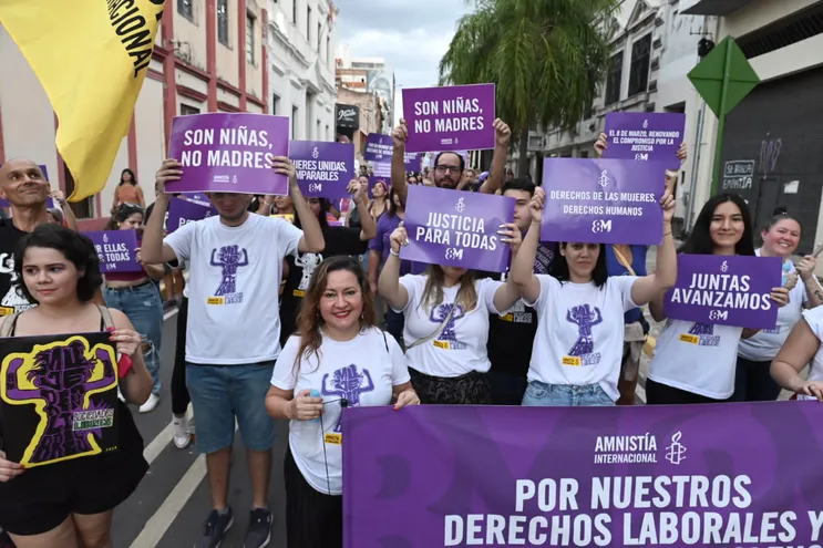 Marcha 8M por la calle Palma de Asunción, en el marco del Día Internacional de la Mujer.