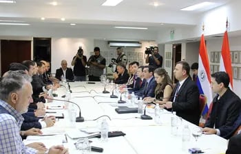 Comité paraguayo de la Hidrovía Paraguay Paraná, reunido el viernes último en la Cancillería Nacional, con las nuevas autoridades.