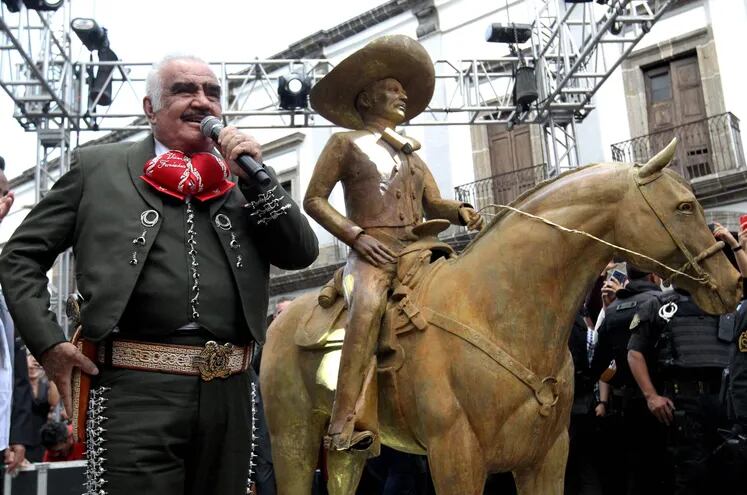 El cantante y actor mexicano Vicente Fernández, conocido como 'El Rey de la Música Ranchera' agradece al público y autoridades de Guadalajara por el homenaje que incluye una estatua ecuestre en bronce.