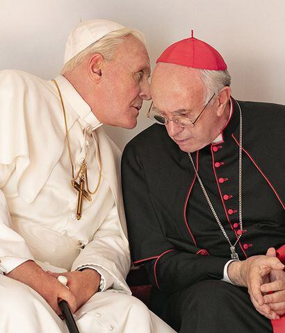 Anthony Hopkins como Benedicto XVI y Jonathan Pryce como el papa Francisco en "Los dos papas", la nueva película del cineasta brasileño Fernando Meirelles.