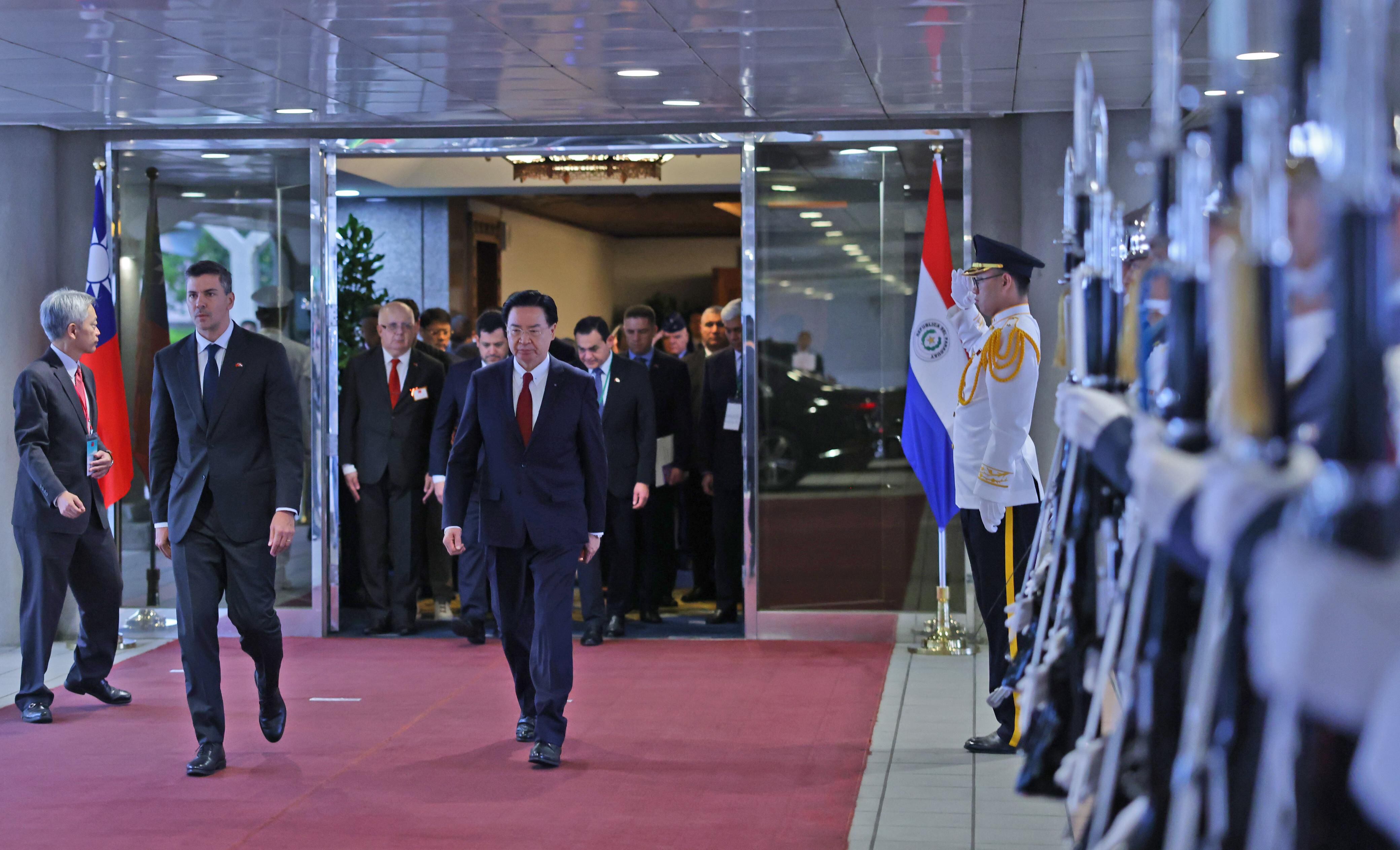 El Presidente de la República de Paraguay, Santiago Peña, y la comitiva, fueron recibidos por Canciller taiwanés, Joseph Wu en Taipéi, Taiwán.