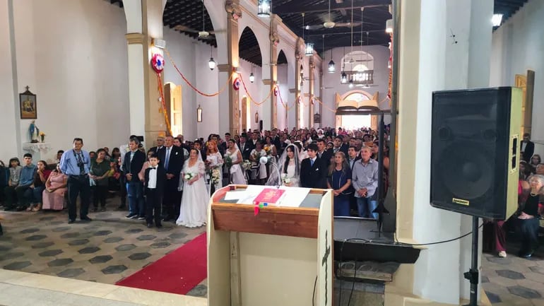 Unas 35 parejas contrajeron matrimonio en la Parroquia Nuestra Señora del Rosario.