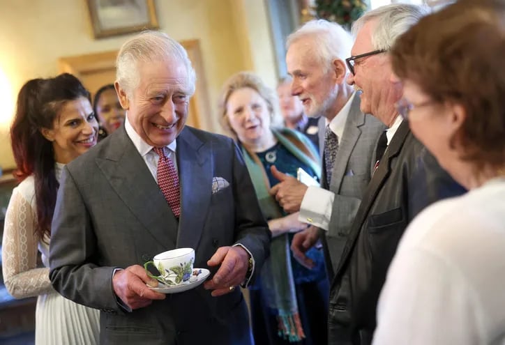 El rey Carlos III comenzó celebrando su cumpleaños con un té con funcionarios de la fundación a su cargo. (AFP)