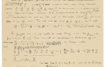 Una de las 54 páginas de un documento manuscrito de Albert Einstein con el que intentaba probar su teoría general de la relatividad. El precio estimado es de entre 2 y 3 millones de euros, la cifra más alta jamás alcanzada por un documento del físico suizo.