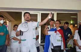 El licenciado, Fidel Fernández, muestra a la asamblea un saturómetro, que compró de su bolsillo, porque en el hospital no tienen.
