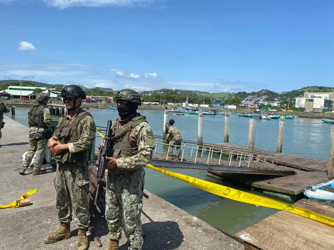 La Policía y FF. AA. ecuatorianas buscan a los responsables de la masacre registrada esta mañana en el Puerto de Esmeraldas.