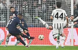 Kylian Mbappé remata al arco para convertir el primer gol del PSG ante Juventus