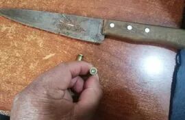 En uno de los casos, los intervinientes lograron incautar un cuchillo que fue utilizado como arma homicida. También dos vainillas sin percutir.