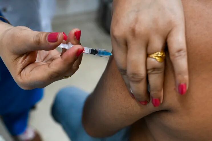 Un ciudadano indio se aplica una de las vacunas Covaxin, que aún no pueden usarse en nuestro país.