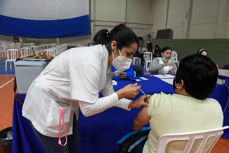 El Ministerio del Trabajo recordó la vigencia de una resolución que establece una licencia especial para que trabajadores puedan ir a vacunatorios contra el nuevo coronavirus.