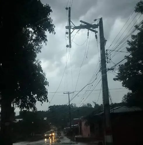 Daños ocasionados por la tormenta de este jueves al sistema eléctrico de la ANDE.