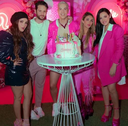 Dulce María, Christopher Uckerman, Christian Chávez, Anahí y Maite Perroni en la fiesta de estilo Barbie.