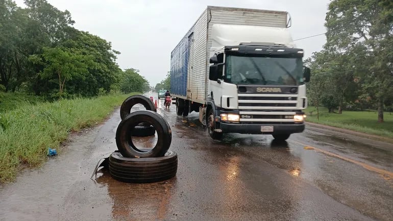 Un camión circula por una zona prohibida para esquivar los neumáticos y baches del antiguo trazado de la ruta PY02.