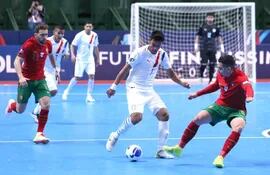 Ígor Insfrán intenta rebasar la marca portuguesa, en el juego que Paraguay perdió ayer 2-1.