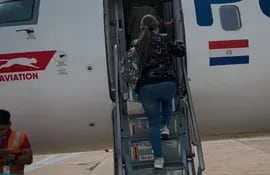Periodista uruguaya viajó en avión con bandera paraguaya.