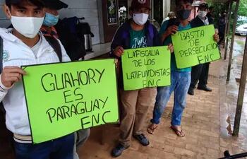 Alrededor de 20 miembros de la Federación Nacional Campesina se movilizan frente a la sede de la Fiscalía de Caaguazú.