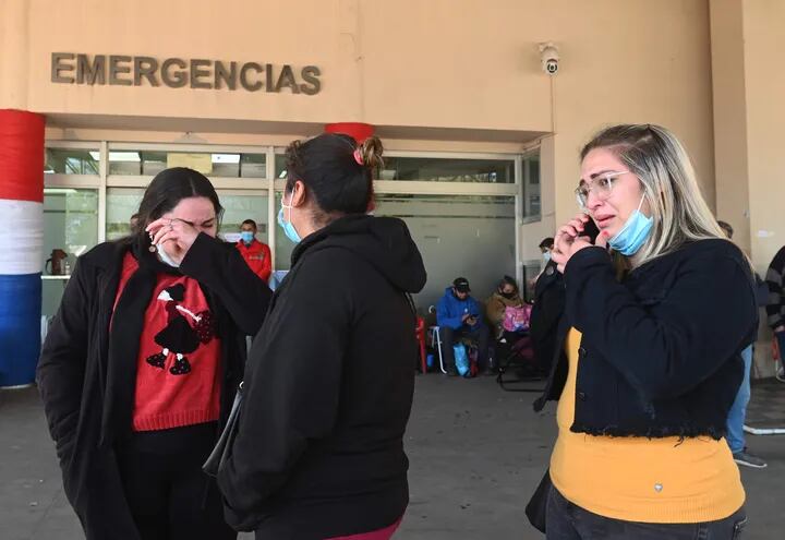 Familiares de Ramón Samudio Jara en las afueras del área de Emergencias del Hospital Central del IPS.