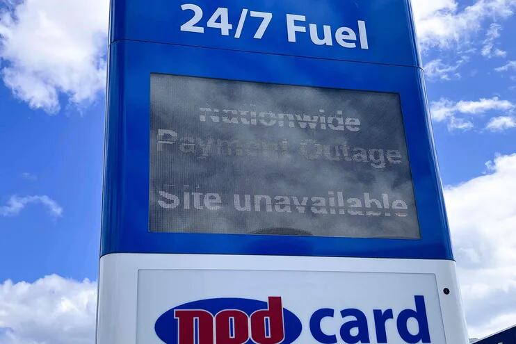 Mensaje de "Corte de pago a nivel nacional" en una gasolinera de Wellington el 29 de febrero de 2024. Los surtidores de gasolina de autoservicio en toda Nueva Zelanda se cerraron el 29 de febrero cuando varias empresas informaron de un "fallo de software" en el año bisiesto que dejó a los automovilistas varados.