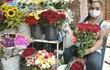 María Alvear, más conocida como “chilena”, prepara las rosas rojas para la venta. Ella está en su puesto ubicado en el Mercado 4, sobre la calle Pettirossi.