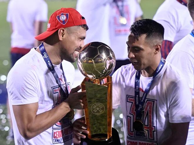 El trofeo de campeón del torneo Clausura en manos de Juan Patiño (i) y Ángel Cardozo Lucena.