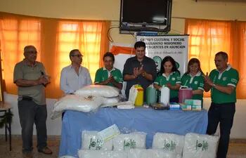 El presidente del Centro Sanjuanino, Luis Zarza (2º a la izquierda) entregó las donaciones.