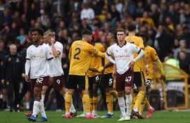 Los jugadores del Manchester City lamentan la derrota contra el Wolverhampton por la jornada 7 de la Premier League en el Molineux.