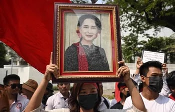 Manifestantes con un retrato de la líder civil birmana Aung San Suu Kyi fuera de la sede de la ONU en Bangkok, Tailandia, este jueves.