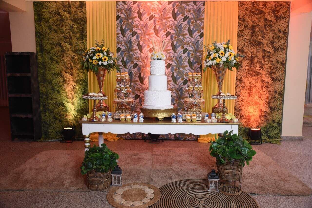 La fiesta fue decorada con arreglos de flores naturales inspiradas en girasoles por Diana Aguilar.