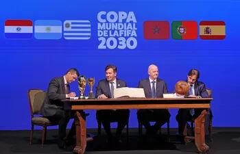 El presidente de la República, Santiago Peña, el presidente de la CONMEBOL, Alejandro Domínguez, el presidente de FIFA, Gianni Infantino, y el presidente de Uruguay, Luis Lacalle Pou.