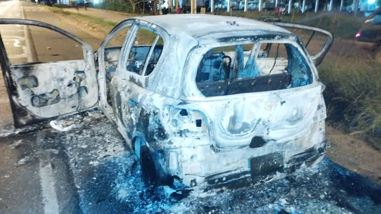 Un hincha del Club Oriente Petrolero falleció tras ser arrollado sobre la ruta Transchaco y los demás fanáticos del Club incendiaron el automóvil que protagonizó el choque.