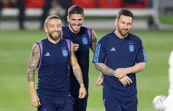 Los jugadores de la selección de Argentina (i-d) Alejandro "Papu" Gómez, Rodrigo de Paul y Leo Messi, quienes serán titulares ante Australia.