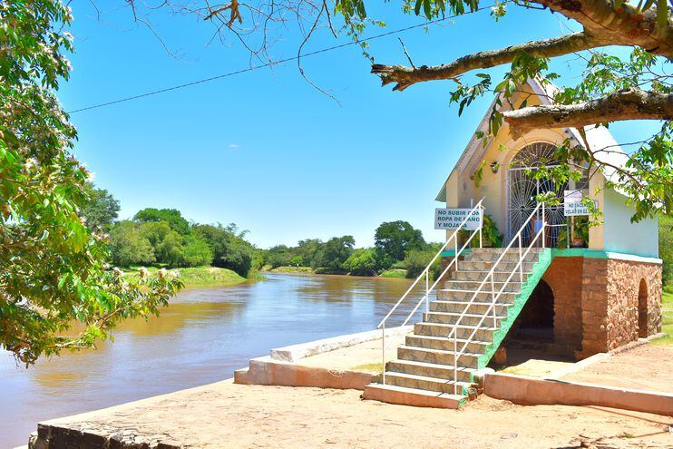 Santuario Natural de la Virgen del Paso de Itapé, Guairá, asentado a orillas del río Tebicuarymí.