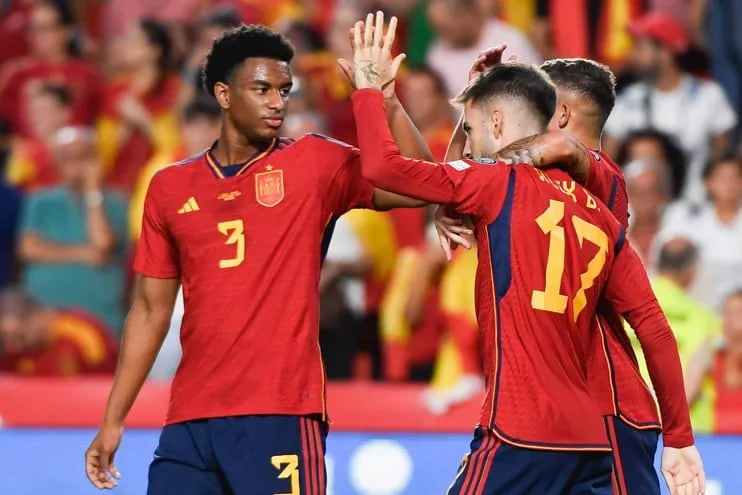 El centrocampista de la selección española Alejandro Baena (2d) celebra con sus compañeros su gol durante el partido de clasificación para la Eurocopa 2024 que los combinados de España y Chipre juegan hoy martes en el estadio Nuevo Los Cármenes, en Granada.