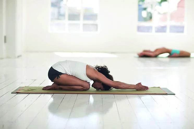 La práctica de yoga se conecta con la respiración, el momento presente, además de flexibilizar el cuerpo y la mente.