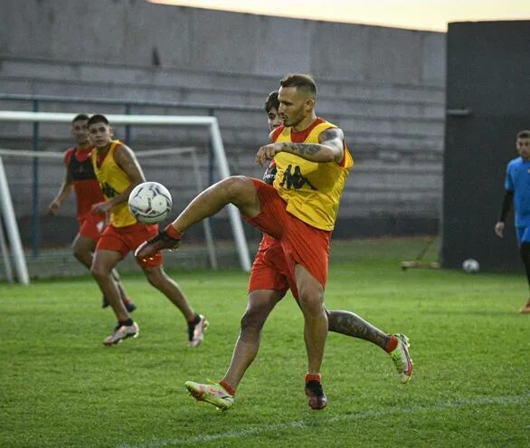 Willian Candia ensaya un pase durante el entrenamiento del equipo de Nacional.