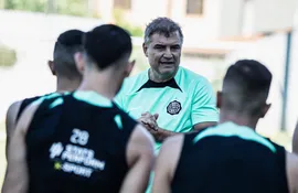 El uruguayo Diego Aguirre, entrenador de Olimpia, en la charla con el plantel antes de iniciar la sesión en la Villa Olimpia, en la ciudad de Fernando de la Mora.
