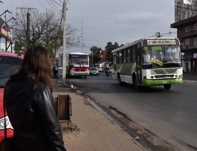 Los usuarios del transporte público se quejan constantemente por la falta de buses.
