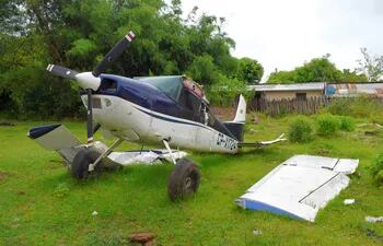 La avioneta boliviana siniestrada en un cañaveral de la ciudad de Iturbe quedó depositada en la comisaría de la zona.