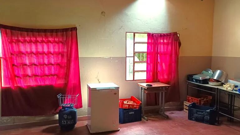 Hurtan víveres, insumos de limpieza y electrodoméstico de una escuela de Yaguarón.
