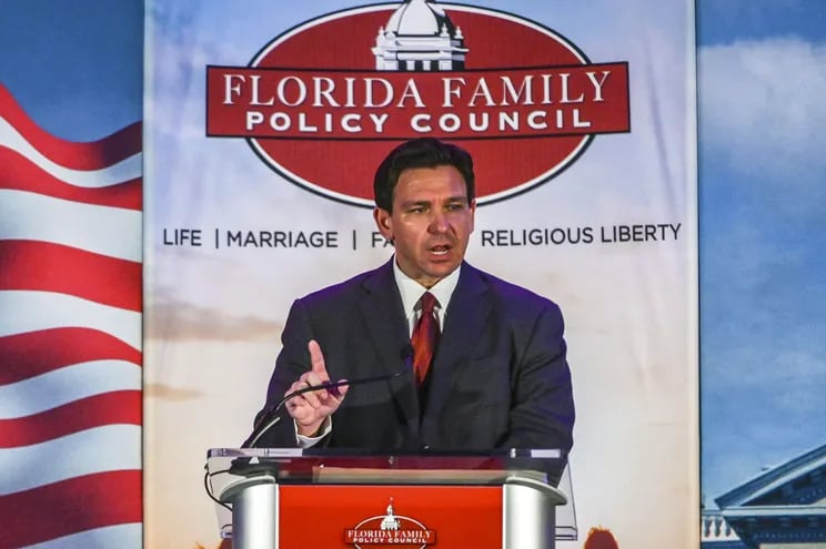 El gobernador de Florida, el republicano Ron DeSantis, habla durante la 18 cena de gala anual de la organización Florida Family Policy Council celebrada en Orlando, Florida (EE.UU.). (EFE)