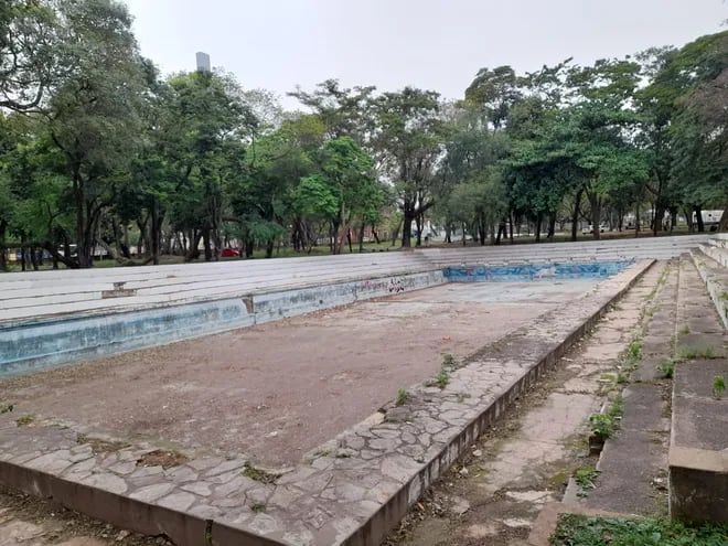 Estado actual de la piscina olímpica en el parque Caballero.