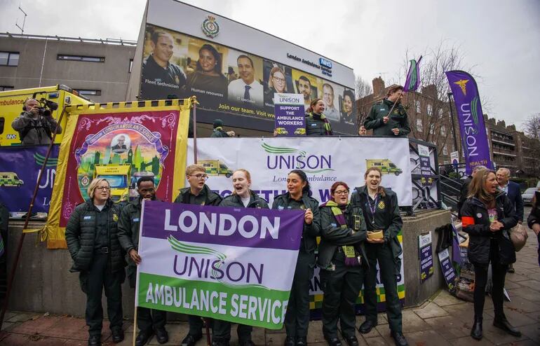 Trabajadores de ambulancias en huelga hacen un piquete frente a la estación de ambulancias de Waterloo en Londres, Gran Bretaña, el 21 de diciembre de 2022.