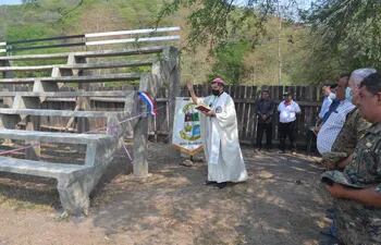 El obispo del chaco, monseñor Gabriel Escobar, procede a inaugurar las nuevas graderías del club Sportivo Olimpeño.