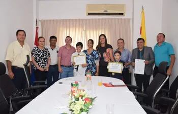 Miembros de la Junta Departamental de Misiones, realizaron el reconocimiento a los jóvenes que participaron de la OMAPA 2022.