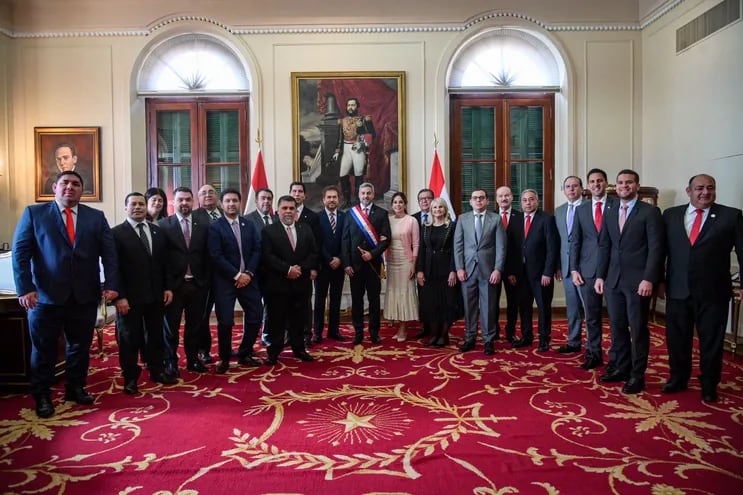 Mario Abdo Benítez con su equipo de ministros y colaboradores más cercanos.