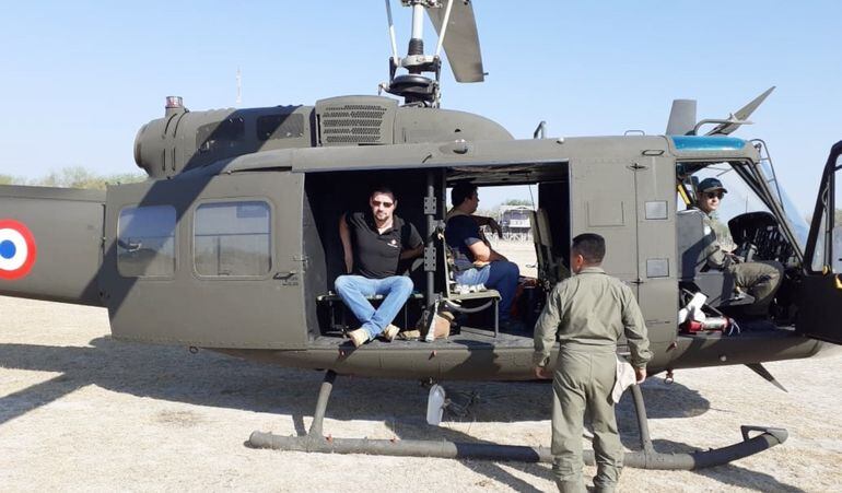El fiscal Andrés Arriola desciende de un helicóptero de la Fuerza Aérea, durante los controles.