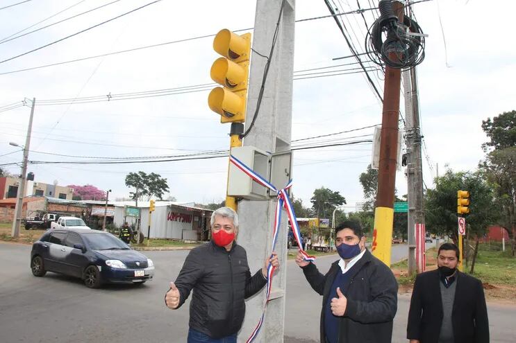 El intendente Felipe Nery Quiñónez y el presidente de la Junta Municiapal, el concejal liberal Osvaldo Gómez, desataron la cinta tricolor para dejar inaugurado el semáforo en Vittorio Curiel y Concordia.